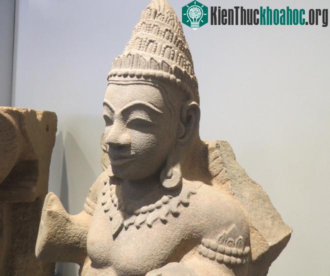 Tượng Kinnara thế kỷ 12-13, một tạo vật nửa người nửa chim mang thân nam sống giữa cõi trời