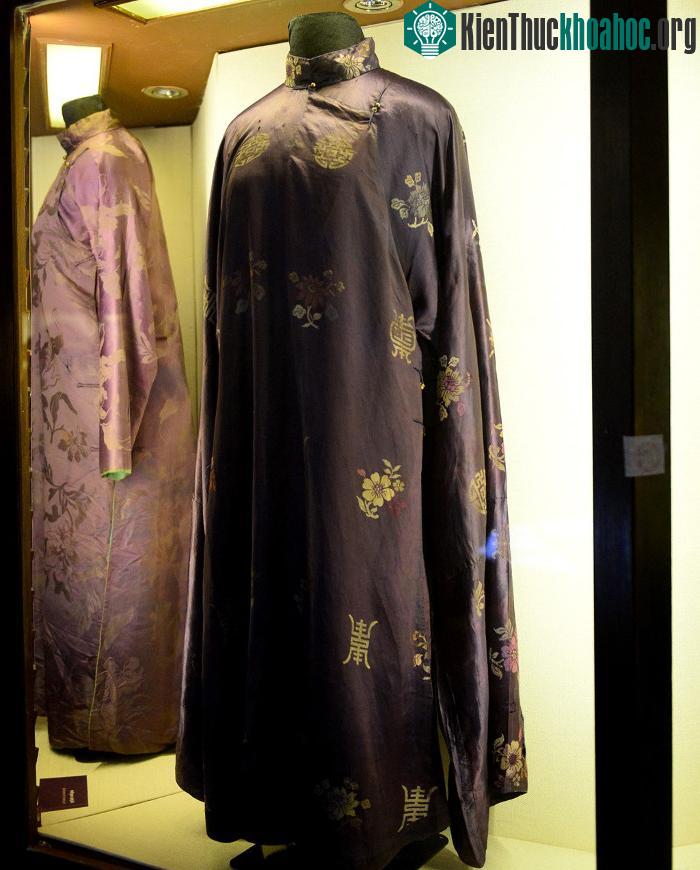 Nữ phục cung đình nhà Nguyễn.