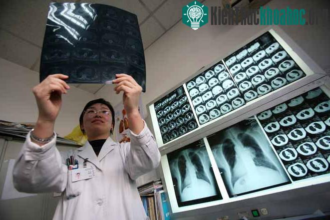 Vô tình được khám phá ra bởi Wilhelm Conrad Röntgen, tia X cho phép bác sĩ nhìn được bên trong cơ thể bệnh nhân mà không cần phẫu thuật.