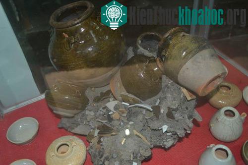 Khối gốm sứ bị cháy dính chùm - (Ảnh: Hiển Cừ)