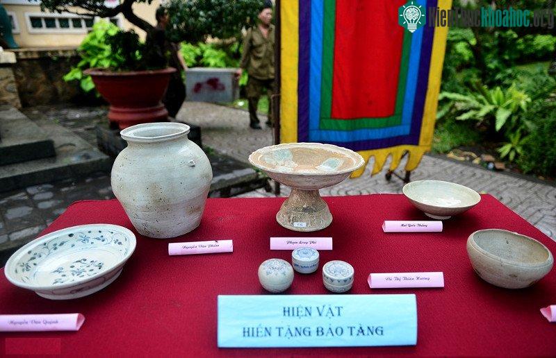 Bên cạnh đó, tại buổi lễ, ban tổ chức cũng trưng bày một số hiện vật do các tổ chức, cá nhân hiến tặng bảo tàng thời gian gần đây.