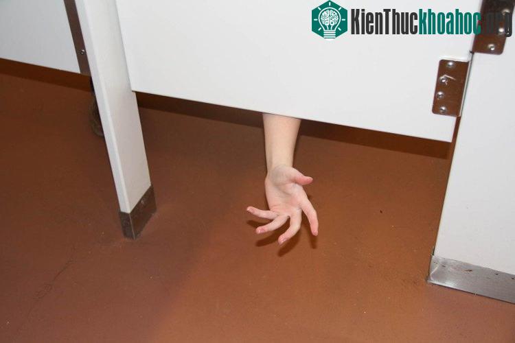 Bạn có bao giờ thắc mắc khi thấy cửa các nhà vệ sinh công cộng luôn luôn được thiết kế với một khoảng trống nhất định ở phía trên (tiếp giáp trần nhà) và dưới (tiếp giáp với nền gạch)? Xem thêm tại...