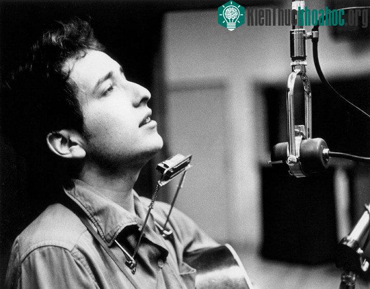 Ông lấy tên Dylan theo tên của nhà thơ nổi tiếng Dylan Thomas.