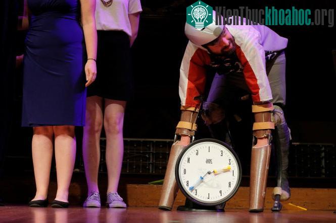 Ông Thomas Thwaites ra nhận giải thưởng với bộ dạng con dê mà ông từng trải nghiệm suốt ba ngày - (Ảnh: Reuters).