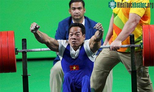 Đô cử Lê Văn Công phấn khích sau khi lập kỷ lục thế giới.