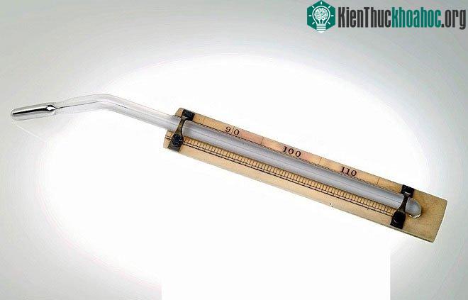 Năm 1866, loại nhiệt kế nhỏ gọn dài 15cm ra đời.