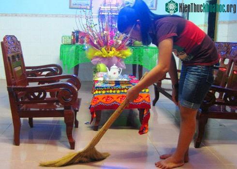 Khoảnh khắc giao thừa và mùng 1 Tết luôn mang ý nghĩa thiêng liêng và quan trọng với người Việt và theo quan niệm dân gian, cần tránh 1 số điều để năm mới được suôn sẻ, may mắn. Xem thêm tại đây