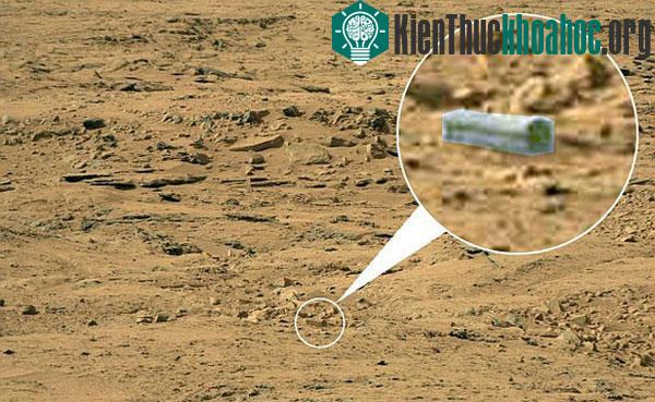 Một người say mê UFO ở Maryland (Mỹ) đã phát hiện khối đá giống "quan tài" trên bề mặt sao Hỏa. Xem thêm tại đây