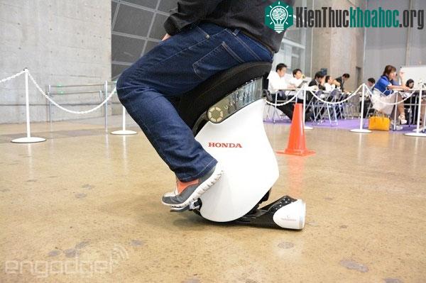 Honda trình diễn robot UNI-CUB Beta