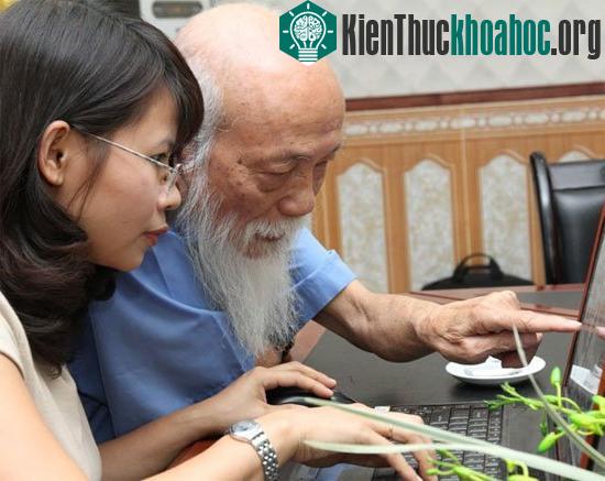 PGS Văn Như Cương đang trả lời câu hỏi giao lưu cùng bạn đọc