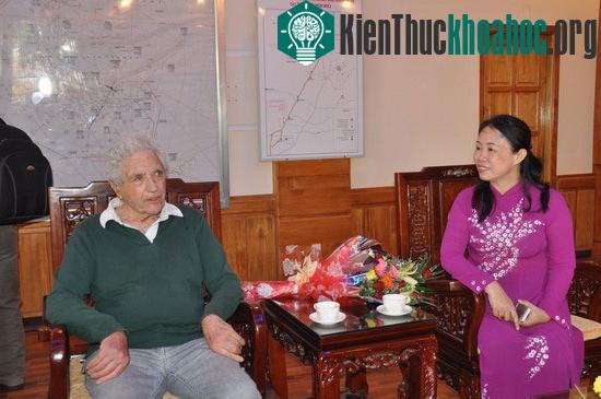 Phó chủ tịch UBND tỉnh Trần Thị Thu Hà nói chuyện thân mật với giáo sư đoạt giải Nobel Jack Steinberger khi ông vừa xuống sân bay Phù Cát.