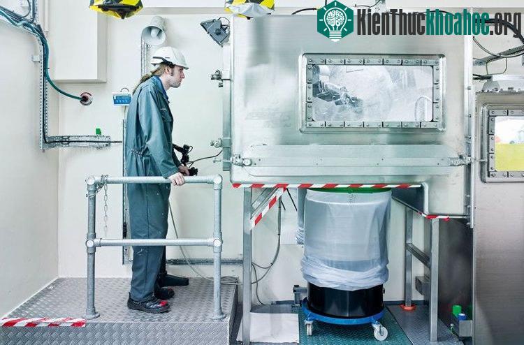Sellafield - nhà máy xử lý và tái chế chất thải hạt nhân chính của Anh nằm ở Cumbria, rộng 6km vuông, mỗi năm ngốn hết 1,9 tỷ bảng, xử lý gần như tất cả chất thải phóng xạ của 15 lò phản ứng hạt nh...