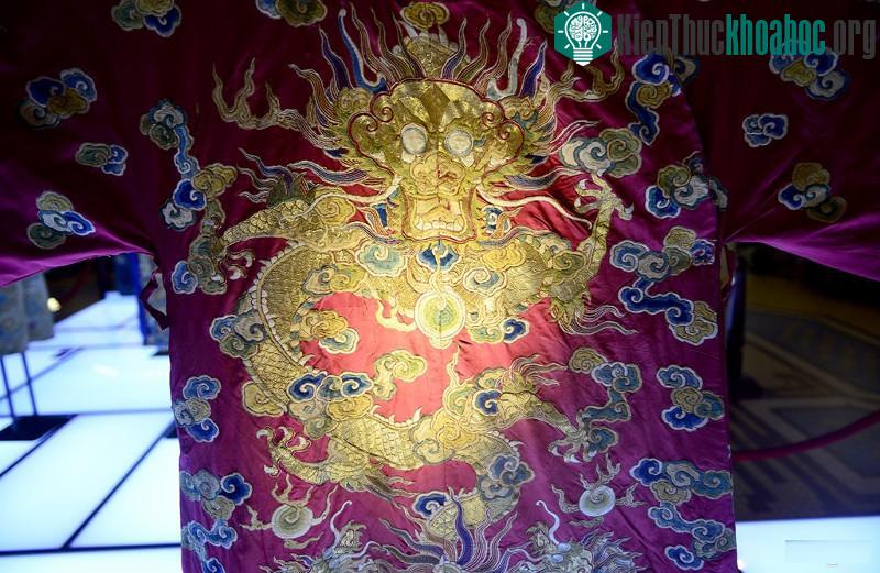 Những chiếc áo của vua và hoàng thái tử đều được thêu hình tượng rồng, linh vật đứng đầu trong tứ linh (long, lân, quy, phượng).