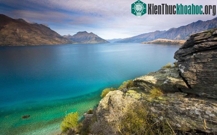 Goluboe nằm trên dãy Caucasus - dãy núi đá vôi lớn thứ ba trên thế giới, thuộc vùng lãnh thổ của Cộng hòa Kabardino-Balkar (miền nam nước Nga). Được mệnh danh là hồ nước đáng sợ bậc nhất của Nga, G...