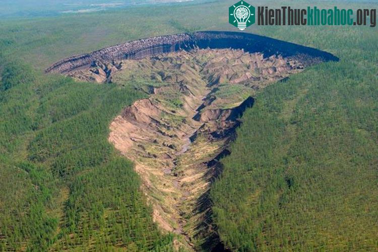 Hố Batagaika ở Siberia được gọi là "Cánh cổng đi vào thế giới ngầm". Người dân địa phương rất sợ khi phải đi đến gần cái hố rộng lớn đó. Xem thêm tại đây