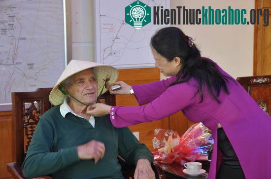 Phó chủ tịch UBND tỉnh Trần Thị Thu Hà tặng nón cho giáo sư Jack Steinberger.