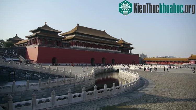 Cố Cung luôn được canh gác nghiêm ngặt tưởng chừng bất khả xâm phạm, nhưng hơn 500 năm tồn tại đã có nhiều kỳ án động trời trong Tử Cấm Thành. Xem thêm tại đây