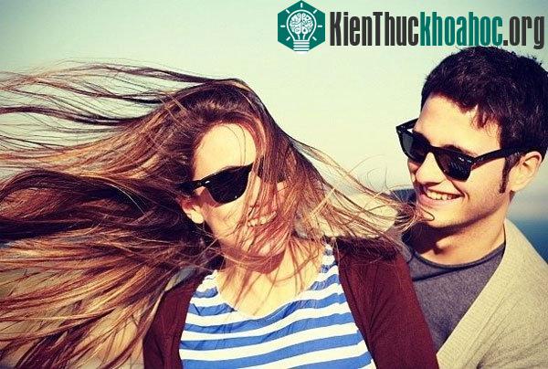 Hai mươi năm trước, một nhà tâm lý học tên là Arthur Aron đã tổng hợp 36 câu hỏi mà ông đã định dùng để khiến 2 người xa lạ yêu nhau. Trong một phòng thực nghiệm, đó không phải là nơi lãng mạn nhất...