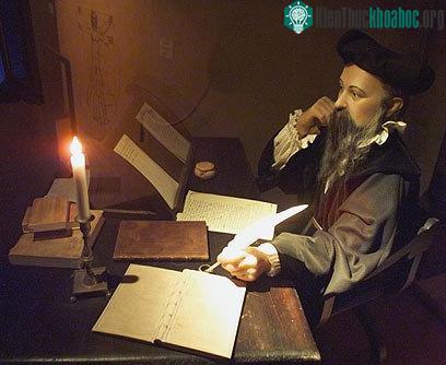 Nhà tiên tri Nostradamus tuyên bố rằng, những dự đoán của ông về tương lai đều dựa trên những cách tính toán của các hành tinh và các vì sao với trái đất. Xem thêm tại đây