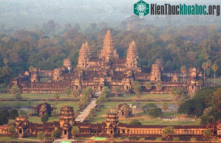 Các nhà khảo cổ phát hiện tàn tích của thành phố cổ đại bao quanh khu phức hợp đền thờ Angkor Wat ở Campuchia. (Ảnh: Tan Chhin Sothy).