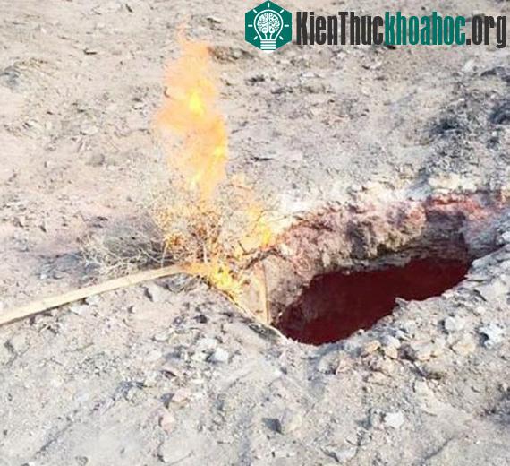 Một khe nứt kỳ bí đã xuất hiện tại Trung Quốc khiến người dân lo ngại và gọi nó là "Cổng địa ngục". Xem thêm tại đây