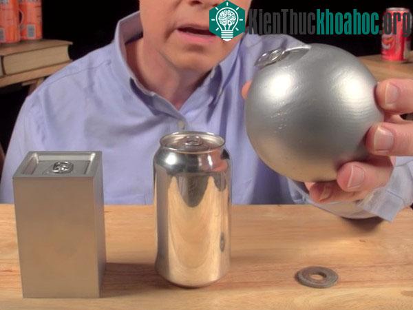 Đã bao giờ bạn thắc mắc rằng, lon nước ngọt chúng ta uống lại không được thiết kế theo hình cầu hoặc hình hộp chữ nhật chưa? Xem thêm tại đây