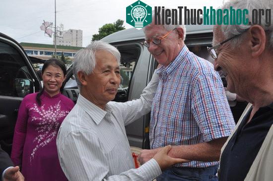 Giáo sư Trần Thanh Vân đón tiếp giáo sư Sheldon Lee Glashow.