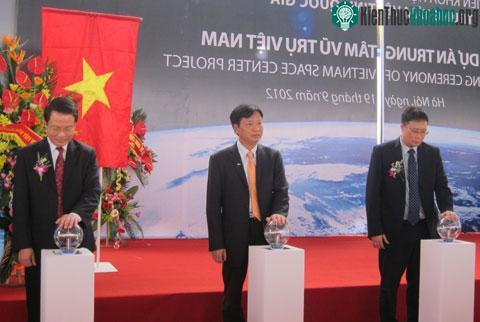 Đại diện của Việt Nam ấn nút chính thức khởi công Trung tâm vũ trụ Việt Nam. Từ trái qua phải: ông Châu Văn Minh cùng hai Thứ trưởng Bộ Khoa học Công nghệ Nguyễn Văn Lạng và Lê Đình Tiến.