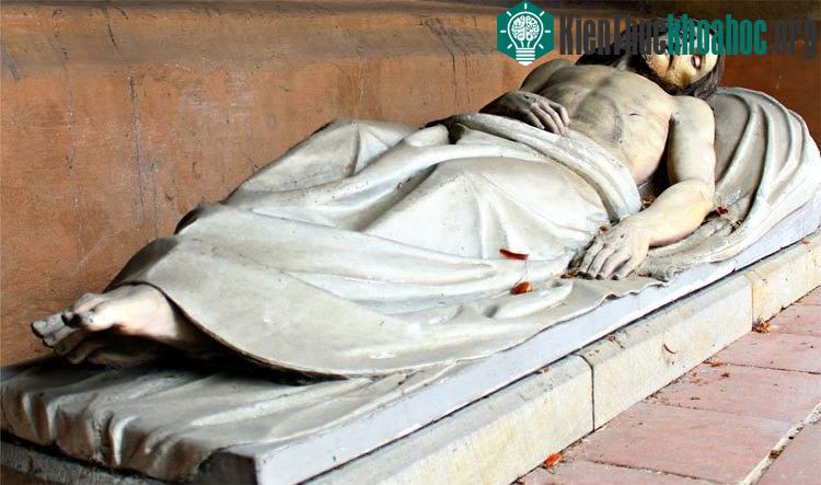 Mộ Chúa Jesus trong nhà thờ Mộ Thánh ở Jerusalem có nguy cơ sụp đổ, buộc các giáo đoàn phải thông qua đề xuất tôn tạo công trình và mở mộ để trùng tu. Xem thêm tại đây