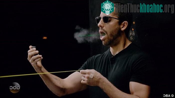 David Blaine là ảo thuật gia kì tài người Mỹ, năm nay 43 tuổi và nổi tiếng toàn cầu vì những màn trình diễn không tưởng. Mới đây, trong chương trình "Hơn cả ảo thuật" của đài ABC, Blaine ...