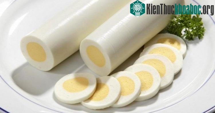 Nhưng nếu có dịp được đến châu Âu, hoặc Đan Mạch, bạn sẽ được chứng kiến một món trứng luộc rất kỳ lạ. Lạ ở chỗ, nó dài tới... 30cm, hoặc hơn. Xem thêm tại đây