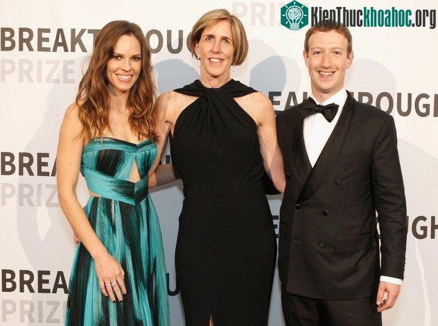 Nhà nghiên cứu Helen Hobbs (đứng giữa) thuộc Trung tâm Y học của trường ĐH Texas Southwestern và Viện Nghiên cứu Y học Howard Hughes đoạt phần thưởng 3 triệu USD.&nbsp;Bà đã phát hiện ra gene khống...