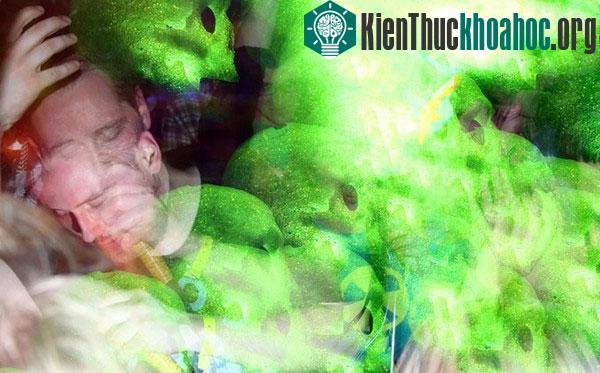 Rợn người loại ma túy "bùa lưỡi" khiến bạn bị tâm thần phân liệt suốt đời.&nbsp;Đó là LSD - chất kích thích được tìm ra để dùng trong điều trị tâm thần nhưng đã bị biến thành chất ma túy ...