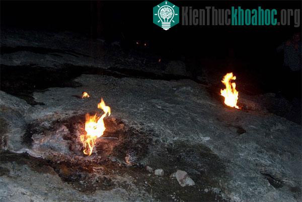 Những ngọn lửa ở thung lũng của Thổ Nhĩ Kỳ đã cháy liên tục không nghỉ ít nhất 2.500 năm qua, với nguyên nhân là tác động của một kim loại hiếm. Xem thêm tại đây