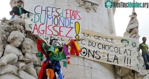 Hình ảnh tại thủ đô Paris, Pháp. Chương trình tại đây có sự tham gia của khoảng 25.000 người. (Ảnh: AFP)