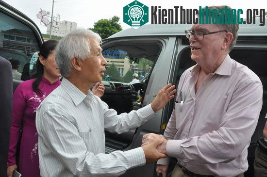 Giáo sư Trần Thanh Vân đón tiếp giáo sư George Smoot.