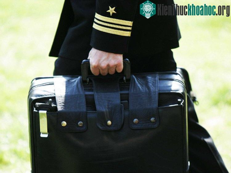 Với chiến thắng trong cuộc bầu cử đầu tuần qua, ông Donald Trump đã chính thức trở thành Tổng thống thứ 45 của nước Mĩ thay thế cho ông Barrack Obama. Điều này đồng nghĩa với việc chiếc vali hạt nh...