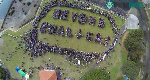 Người dân ở thành phố Sydney, Australia, xếp thành dòng chữ: "Beyond Coal + Gas", với lời kêu gọi hạn chế khai thác than và khí đốt. Tại Australia, thông điệp được đưa ra hướng tới các vấ...