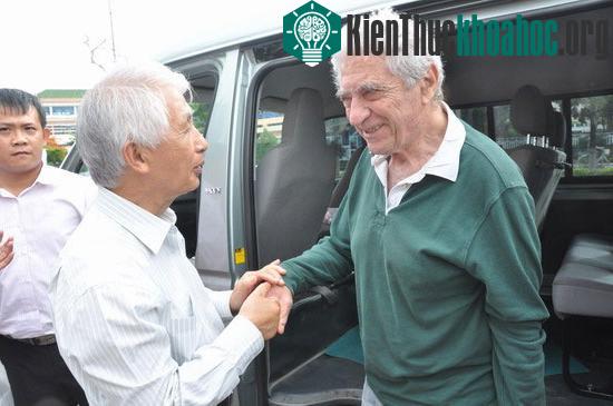 Giáo sư Trần Thanh Vân đón tiếp giáo sư Jack Steinberger.