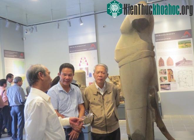 Pho tượng Nam thần Bà la môn được tìm thấy ở Hương Trà (Thừa Thiên Huế).