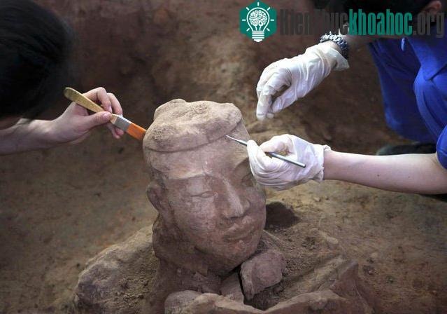 Nằm sâu dưới ngọn đồi ở giữa lãnh thổ Trung Quốc, bao quanh bởi hào chứa đầy thủy ngân chính là ngôi mộ bí ẩn của hoàng đế khét tiếng một thời Tần Thủy Hoàng. Xem thêm tại đây