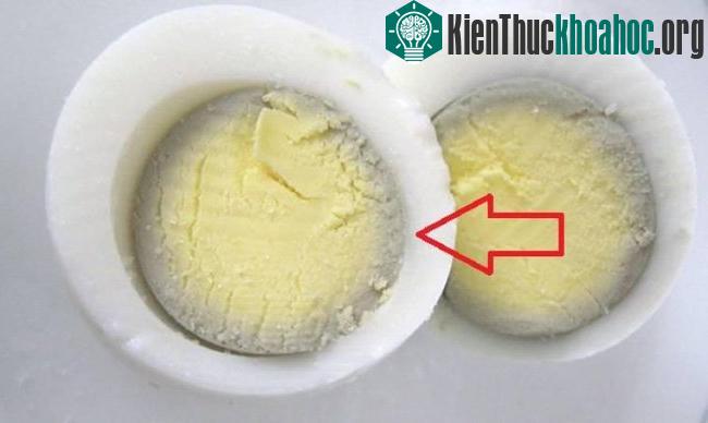 Bổ đôi quả trứng luộc, đôi lúc bạn sẽ thấy có một vòng tròn màu xanh cực kỳ bí ẩn. Tại sao nó lại tồn tại? Xem thêm tại đây