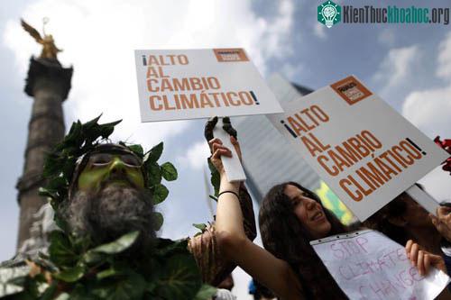 Khẩu hiệu của người dân ở thủ đô Mexico City, Mexico, mang ý nghĩa: "Hãy ngăn chặn biến đổi khí hậu". (Ảnh: Reuters)