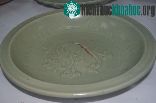 Đĩa trang trí nổi hình rồng mang đặc trưng nghệ thuật thế kỷ 13