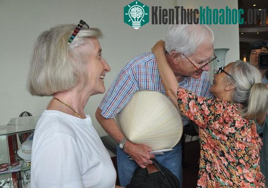 Giáo sư Lê Kim Ngọc đón tiếp các nhà khoa học đến tham dự Gặp gỡ Việt Nam lần thứ IX.