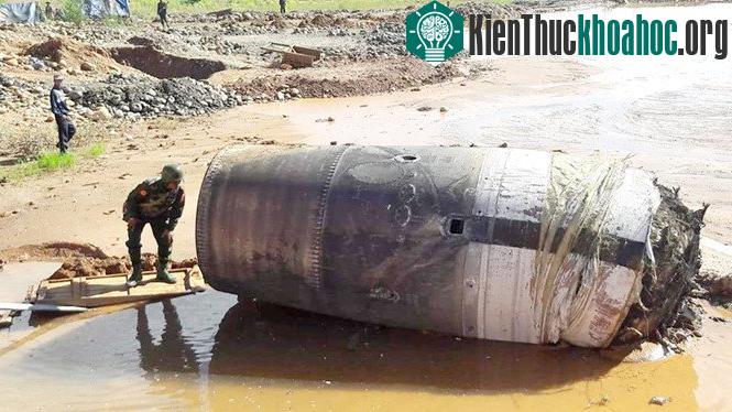 Vật thể hình ống được phát hiện hôm 10/11 tại làng Hmaw His Zar có chiều dài 3,7m, đường kính 1,5m. Gần như cùng thời điểm, một vật thể kim loại khác có in dòng chữ tiếng Hoa rơi trúng nhà dân gần ...