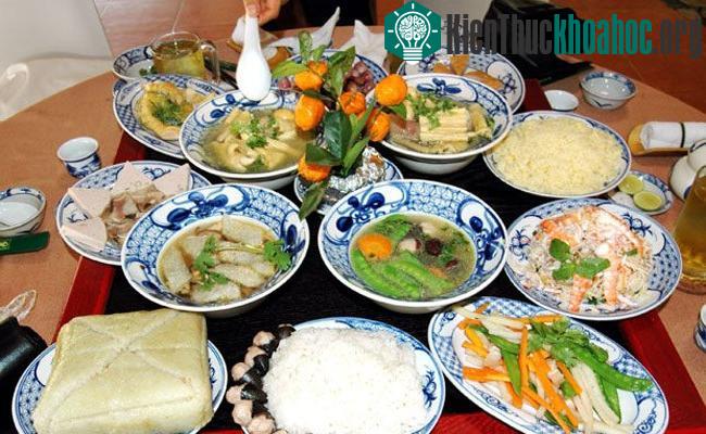 Cúng tất niên là một lễ truyền thống được tiến hành vào chiều và tối 30 Tết, trước lễ cúng giao thừa. Mâm cơm cúng tất niên không cần quá cầu kỳ, chủ yếu thể hiện được tấm lòng của người cúng để tr...