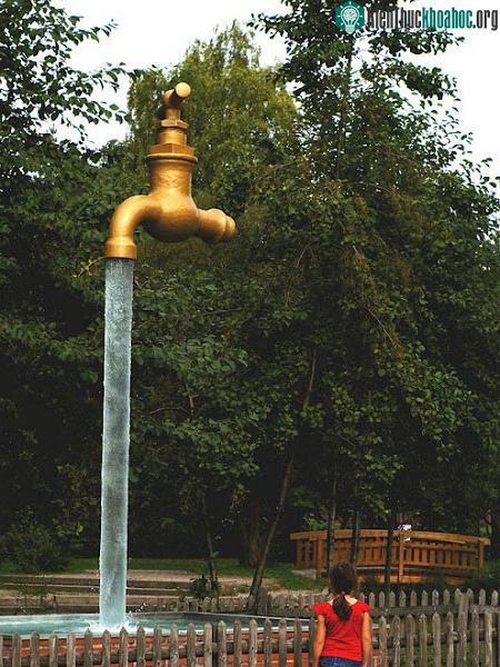 Sự thật là không cần phải khua tay múa chân, không cần dây treo trong suốt, hay bất cứ một hiệu ứng kĩ thuật số nào cả. Trẻ con lên ba cũng có thể thực hiện được màn ảo thuật trên một khi biết mẹo ...