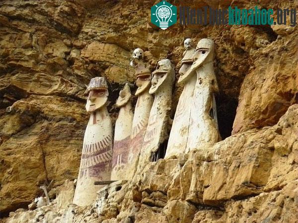 Ở Karajia, gần thành phố Chachapoyas, có những ngôi mộ rất ấn tượng. Xem thêm tại đây