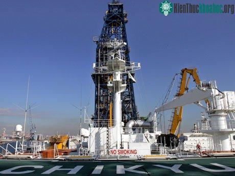 Tàu Chikyu sẽ khoan xuống lớp phủ để lẫy mẫu vật chất. (Ảnh: AP)